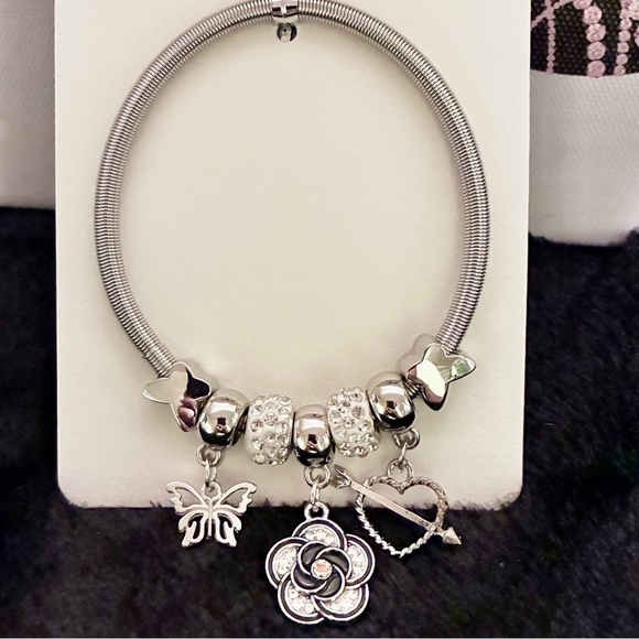 🆕 Isabella Silver Charm Bracelet with Elegant Design - Picture 3 of 7
